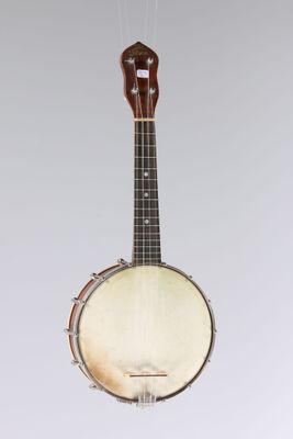 un gros plan sur un banjo suspendu à une corde