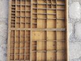 une vieille boîte de machine à écrire en bois posée contre un mur de pierre