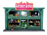un magasin de jouets devant lequel se trouve une souris en peluche