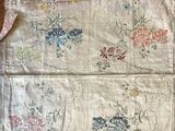 un morceau de tissu orné d'un bouquet de fleurs