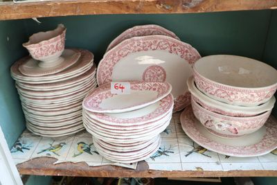 de nombreuses assiettes et bols posés sur une étagère dans un placard