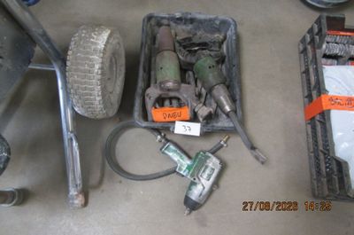 une boîte à outils posée par terre à côté d'autres objets