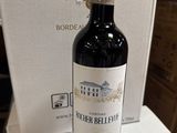 une bouteille de vin posée sur une caisse