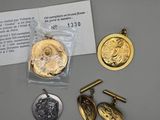 quelques pièces d'or et d'argent sont posées sur une table