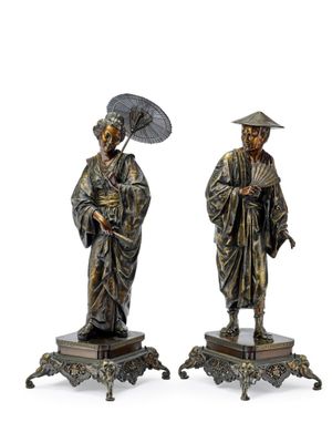 paire de figurines anciennes en bronze représentant un homme et une femme tenant un parapluie
