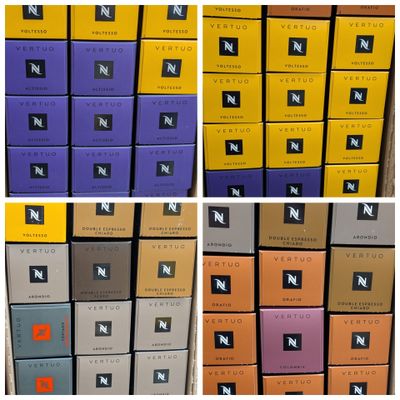 Plusieurs boîtes de différentes couleurs sont empilées les unes sur les autres