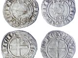 quatre pièces d'argent portant une croix au recto et une couronne au verso