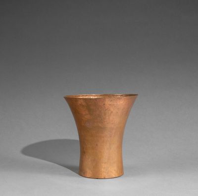 TRAVAIL ANONYME Vase cornet en dinanderie de cuivre entièrem… - Photo 1