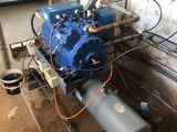 un chauffe-eau bleu posé dans un coin de la pièce