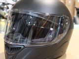 un casque posé sur une table dans un magasin
