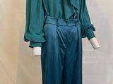 une photo d'un mannequin portant un t-shirt vert et un pantalon bleu
