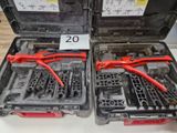 deux pinces rouges dans un étui noir posé sur une table