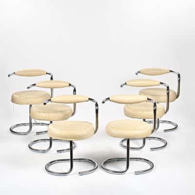 six tabourets en chrome et cuir avec des assises en bois, sur fond blanc