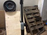 a vacuum that is sitting on the floor next to a pallet