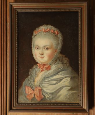 portrait d'une femme en robe blanche avec un nœud rouge