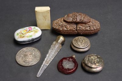 beaucoup de petits objets posés sur la table