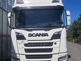 un camion blanc garé devant un bâtiment