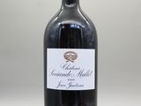 une bouteille de vin posée sur une table