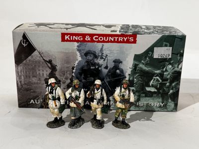 les figurines se trouvent dans une boîte posée sur une surface blanche