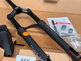 une boîte contenant une paire d'outils