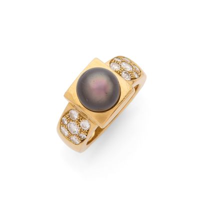 une bague en perle noire et diamants