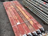 plusieurs morceaux de bois sont empilés les uns sur les autres pour former une pile