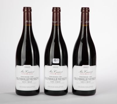 trois bouteilles de vin posées sur une table blanche