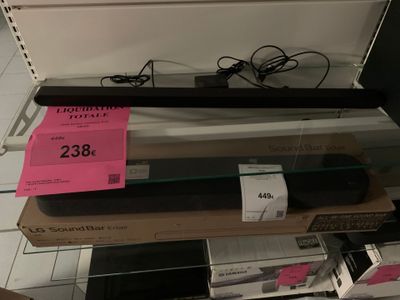 un ordinateur portable posé sur une étagère dans un magasin