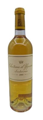 la bouteille de vin blanc est posée sur une surface blanche