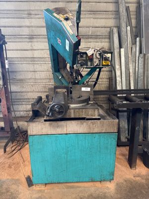 a machine that is sitting on a table in a garage