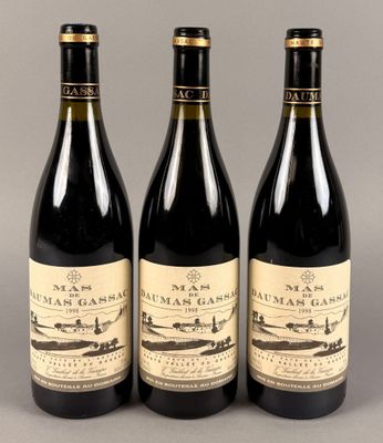 trois bouteilles de vin posées sur une table l'une à côté de l'autre