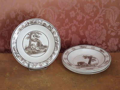 deux assiettes posées sur une table