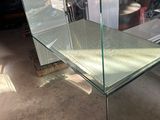 une vitrine en verre au milieu d'une pièce