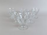 un grand nombre de verres posés sur une table