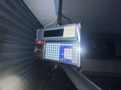 une photo d'une balance numérique dans un entrepôt