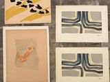 quatre gravures de formes et de tailles différentes sur un mur de briques