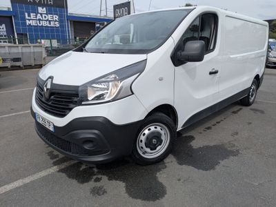 La camionnette blanche est garée sur un parking, à côté d'autres voitures.