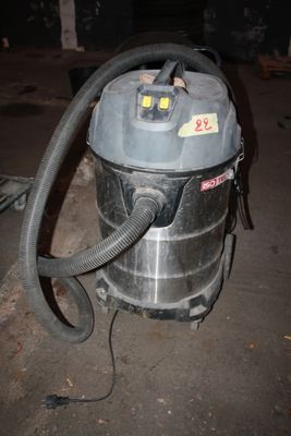 un aspirateur posé sur le sol de la pièce