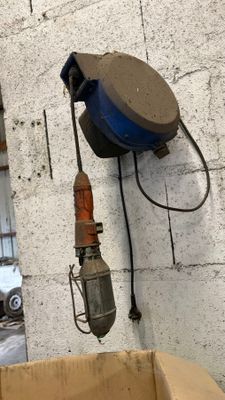 une photo d'une bouche d'incendie accrochée au mur à côté d'une bouche d'incendie