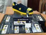 une boîte sur laquelle est posée une paire de chaussures