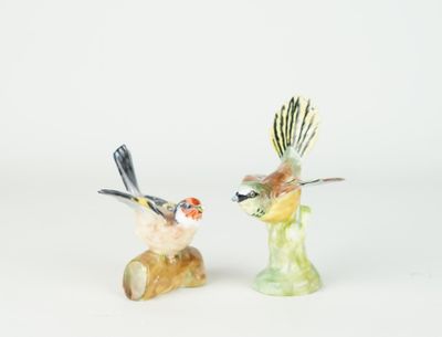 deux figurines d'oiseaux posées sur une table