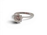 gros plan d'une bague en diamant sur fond blanc