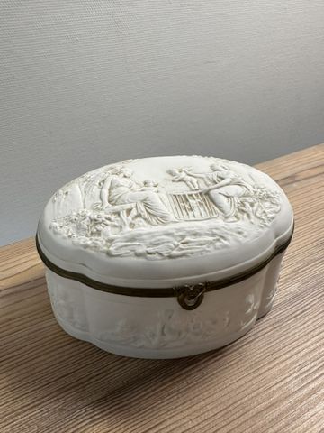 COQUET. Limoges. Petit coffret chantourné en biscuit décor à l’an