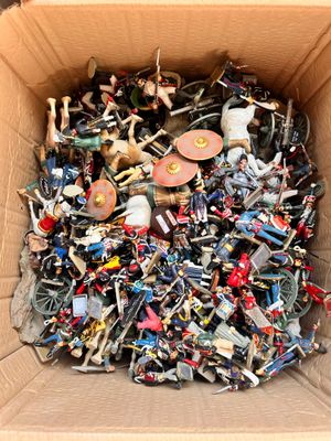 une boîte en carton remplie de jouets de toutes sortes