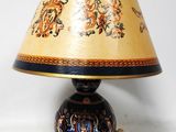 une lampe posée sur une table