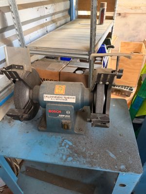 une machine posée sur une table dans une pièce