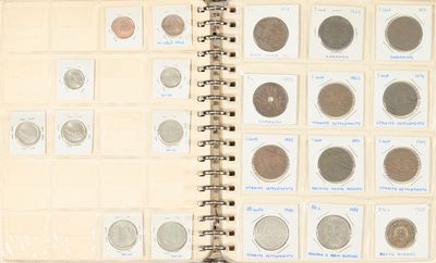 un livre sur lequel sont posées plusieurs pièces de monnaie
