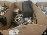 une boîte en carton remplie d'objets hétéroclites