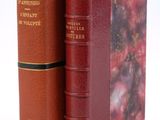 deux livres posés l'un à côté de l'autre sur une surface blanche