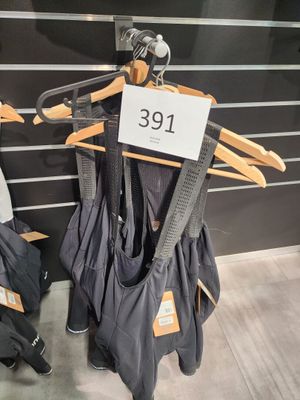 deux sacs suspendus à un cintre devant un mur